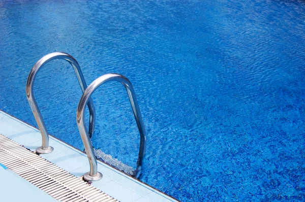 Fragment of swimming pool with ladder — Stock Photo, Image