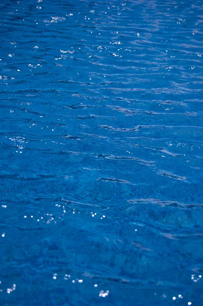 Eau bleue ondulée de la piscine — Photo