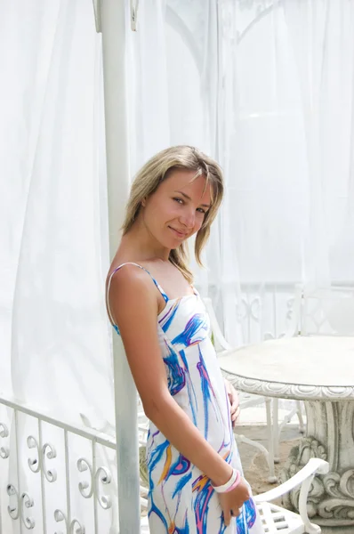Sensuele blonde vrouw in zomerhuis — Stockfoto