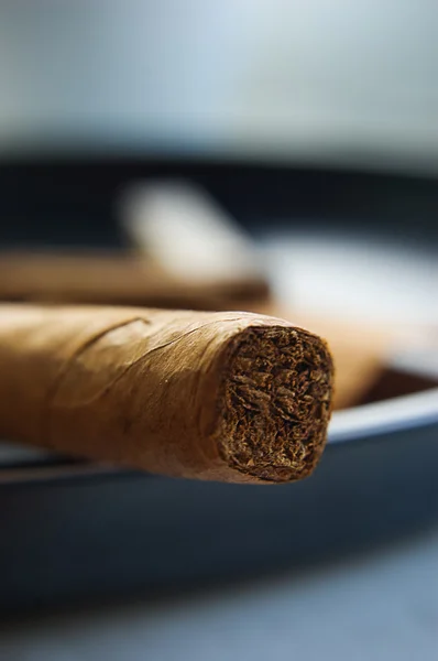 Un cigarro en el cenicero —  Fotos de Stock