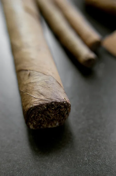 Koyu arka plan üzerine bir puro — Stok fotoğraf