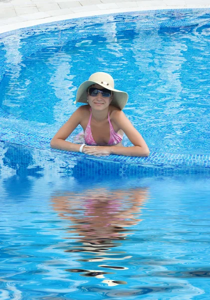 微笑在游泳池中的女人 — 图库照片