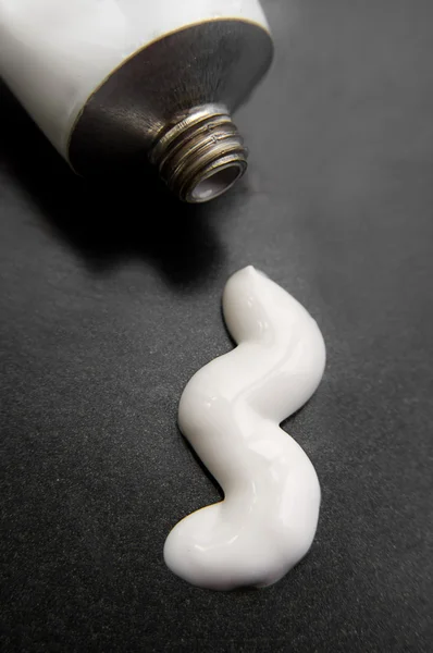 Tub alb cu pasta de dinti — Fotografie, imagine de stoc