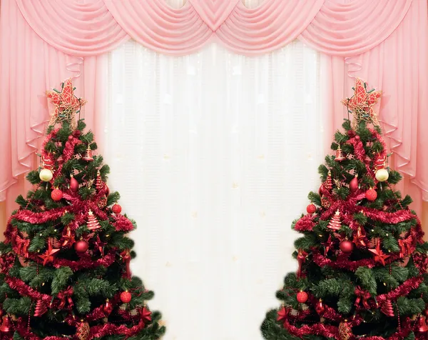 Zwei Weihnachtsbäume und Vorhänge — Stockfoto