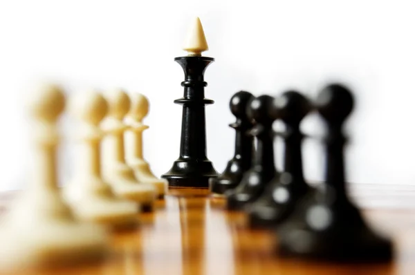 Linie der Schachfiguren und des schwarzen Königs — Stockfoto