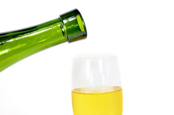 Despejar um pouco de vinho branco em vidro — Fotografia de Stock