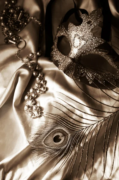 Mascarade masque, perles et plumes Images De Stock Libres De Droits