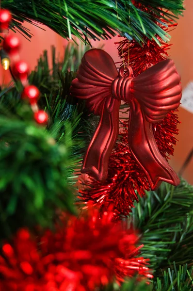 Vánoční hračky na větvi — Stock fotografie