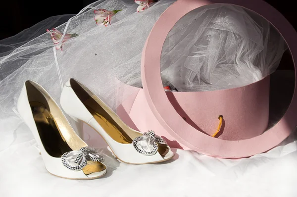 Svatební boty, závoj a box — Stock fotografie