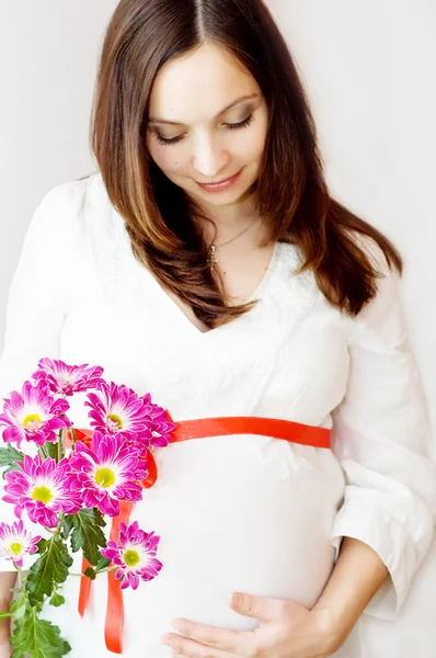 Беременная женщина и цветок — стоковое фото