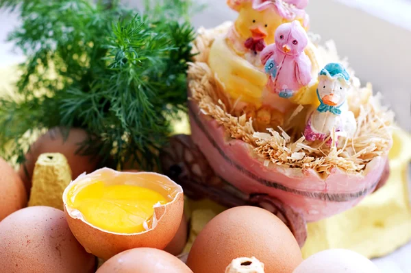 鸡蛋和鸡 — 图库照片