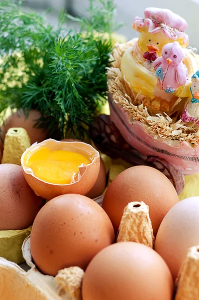 Vajíčka a kuřata — Stock fotografie