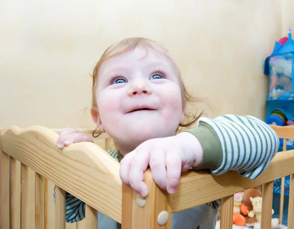 Niño feliz mirando hacia arriba —  Fotos de Stock