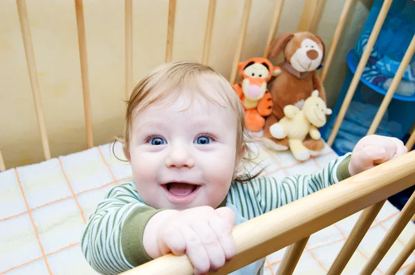 男の赤ちゃんの変な顔 — ストック写真