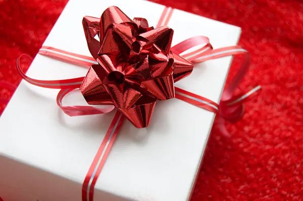 Caja de regalo con cinta de satén rojo —  Fotos de Stock