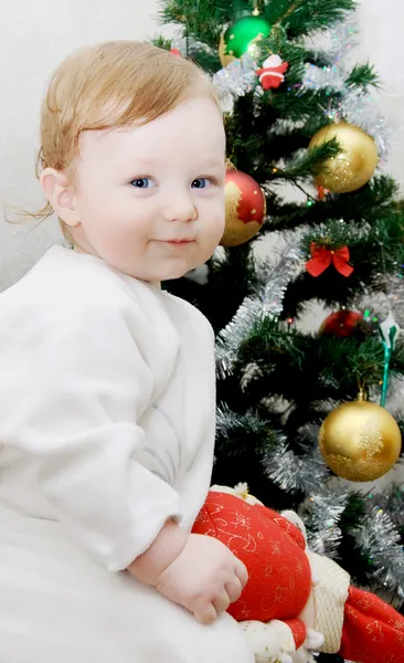 Rozkošný chlapeček a vánoční stromeček — Stock fotografie