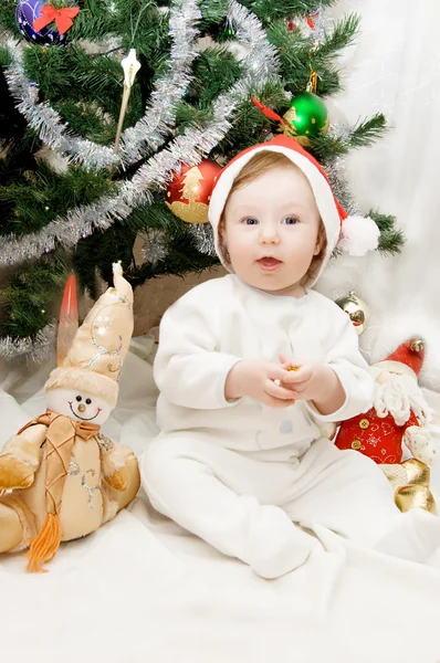 Sedí pod vánoční stromeček — Stock fotografie