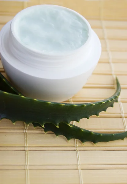 Aloe vera leaf and oil — Stock Photo, Image