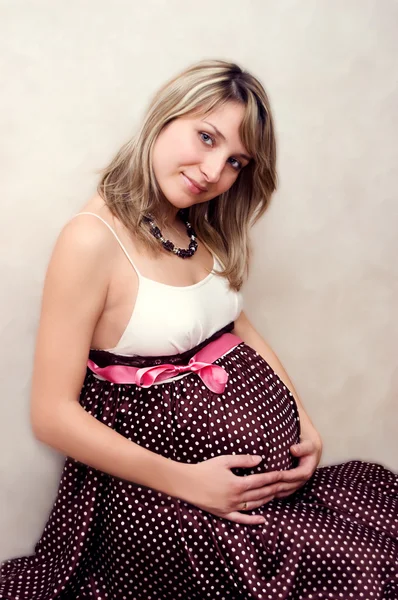Bella donna incinta con nastro rosa — Foto Stock