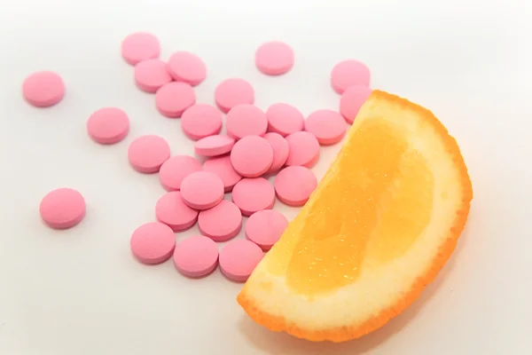 Segment einer Zitrone und Tabletten — Stockfoto