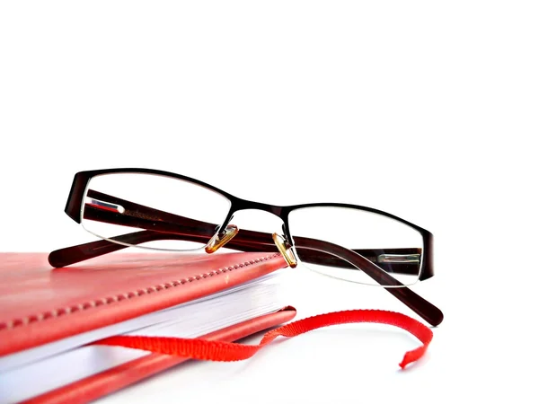 Livro vermelho e óculos — Fotografia de Stock