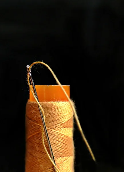 オレンジ色の糸のボビン — ストック写真