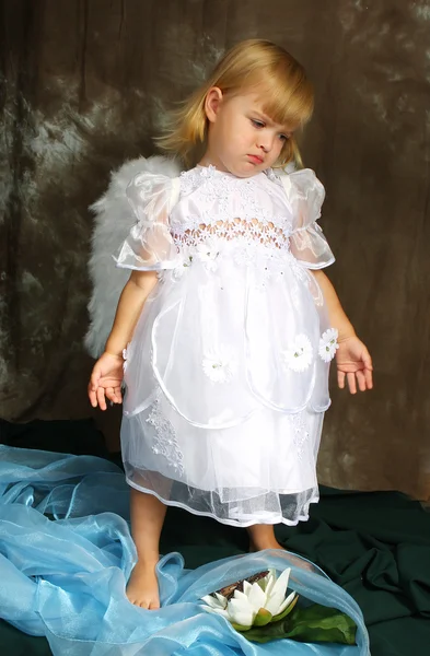 Triste fille dans une robe blanche avec des ailes — Photo