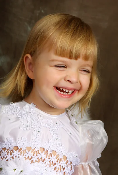 Smějící se dívka v bílých šatech — Stock fotografie