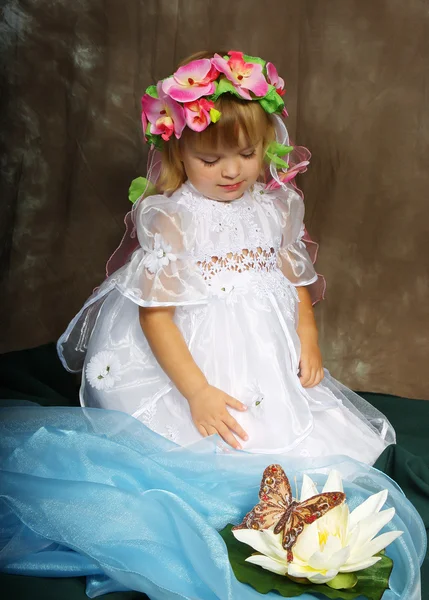 Κοπέλα φορώντας ένα στέμμα και ένα λευκό φόρεμα — Φωτογραφία Αρχείου