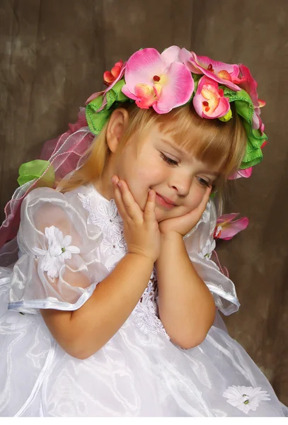 白いドレスと花輪で悲しい少女 — ストック写真
