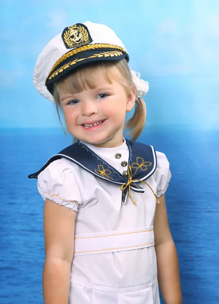 Dívka v mořské šaty a čepice — Stock fotografie