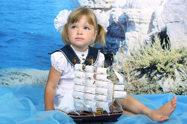 Menina sentada com o navio — Fotografia de Stock