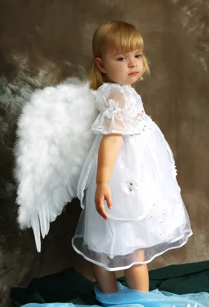 Дівчина в білій сукні з крилами Ліцензійні Стокові Зображення