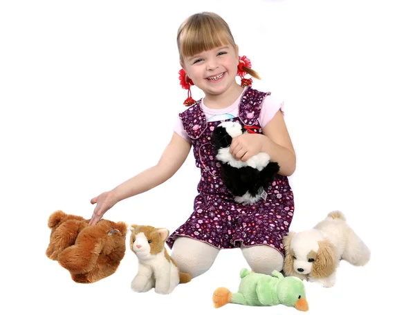 Девушка с мягкими игрушками — стоковое фото