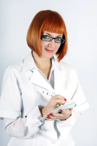 Kvinna läkare förskriver recept Stockbild