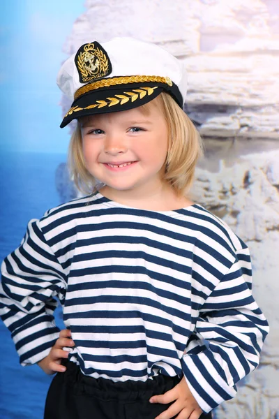 Dívka v mořské šaty a čepice — Stock fotografie