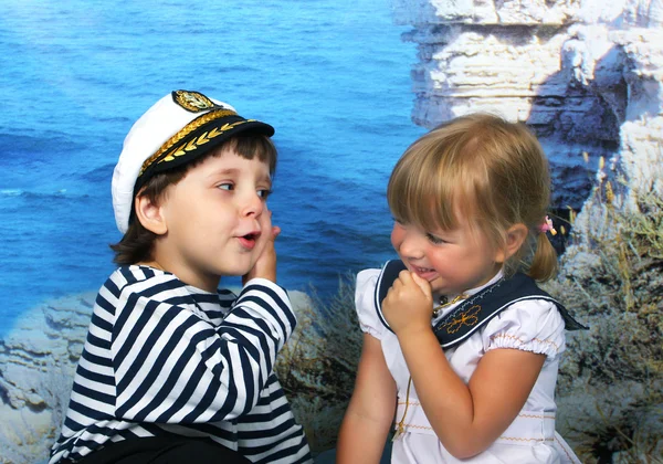 Chica besó a un chico marinero —  Fotos de Stock