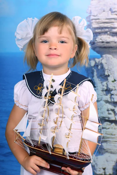 Menina no mar com o vestido da marinha — Fotografia de Stock