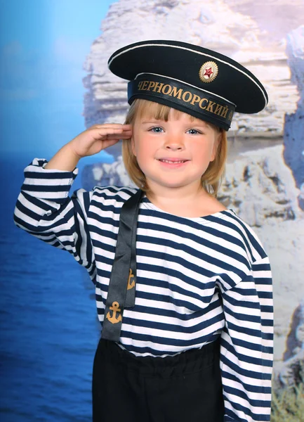 Mädchen in der Marine Kleid und Mütze — Stockfoto