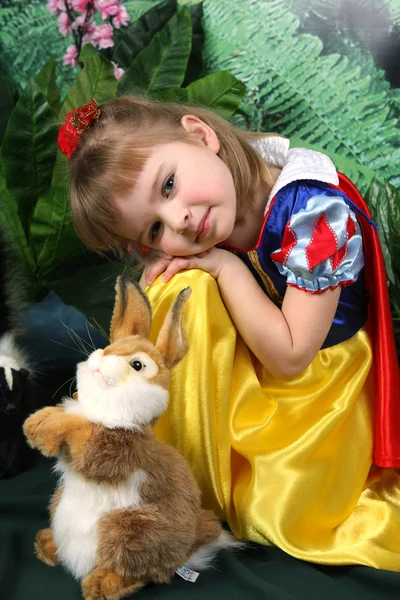Κορίτσι isnow λευκό με κουνέλι — Φωτογραφία Αρχείου