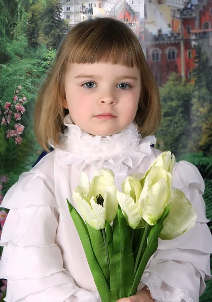 Meisje in een mooie blouse met tulpen — Stockfoto