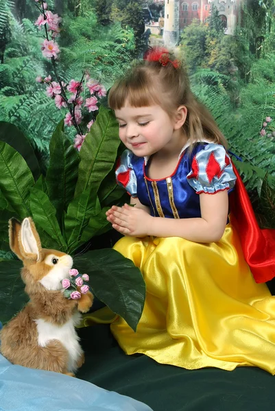 Девушка, одетая как Белоснежка и заяц — стоковое фото