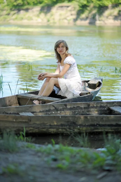 Fiatal lány, egy csónakban, a folyó — Stock Fotó
