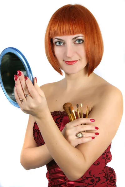 Žena s červenými vlasy, aplikovat make-up — Stock fotografie