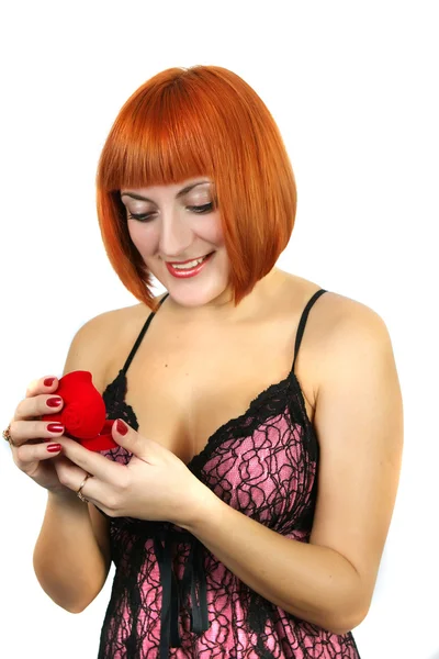 Mujer joven considerando un regalo — Foto de Stock