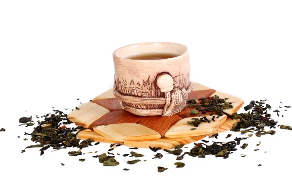 Чашка чая из глины на деревянной доставке — стоковое фото