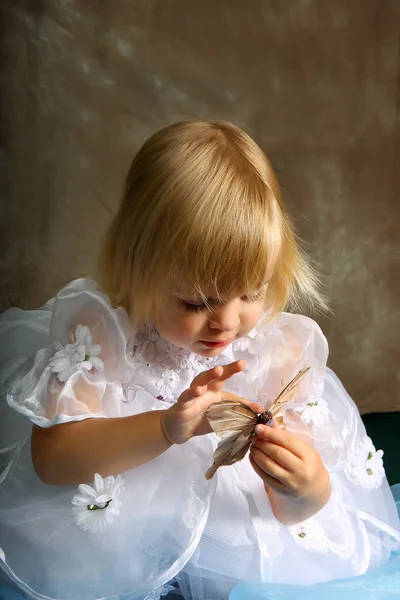Девушка-бабочка гладит — стоковое фото