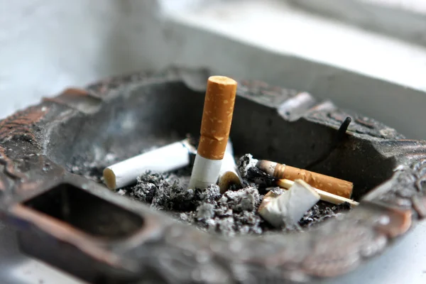 Cenicero con cigarrillos extinguidos — Foto de Stock