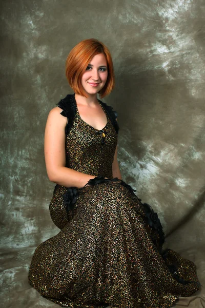 Vacker flicka i en glänsande klänning — Stockfoto