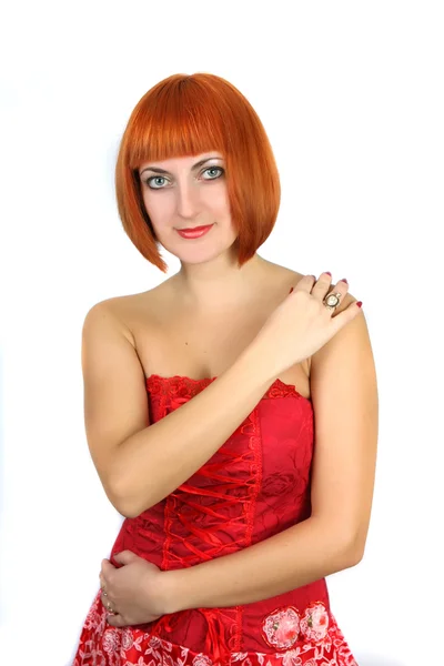 Mujer joven con el pelo rojo en un vestido rojo — Foto de Stock